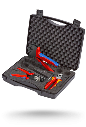 Een open gereedschapskist gevuld met verschillende gereedschappen.