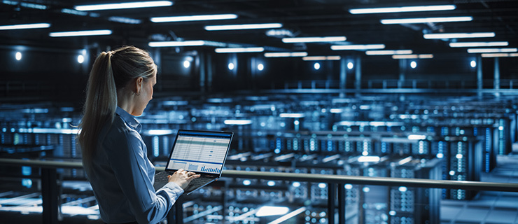 Frau überwacht Server- und Cloud-Infrastruktur im Rechenzentrum - Netzwerkmanagement