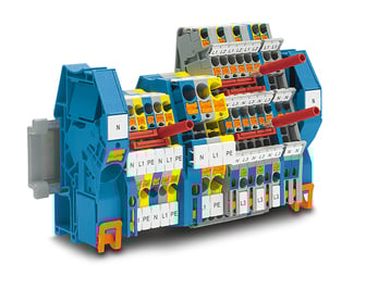 De afbeelding toont een modulair elektrisch verdeelblok met aansluitingen en hendels in verschillende kleuren.