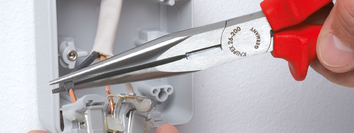 Een gedetailleerde weergave van een platronde tang met een snijkant, met de lange, puntige bekken voor het vastpakken en een ingebouwde snijder voor draden, wat het een veelzijdig gereedschap voor precisiewerk maakt.