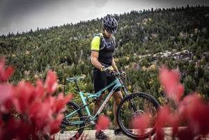 Mann mit Mountainbike auf Kiesweg