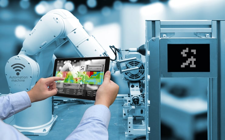 Tablet zeigt Wärmebild-Diagnose eines Roboterarms für Predictive Maintenance