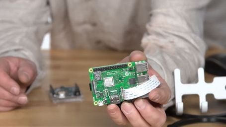 Video über die Hardware von Conrad Academy auf YouTube ansehen