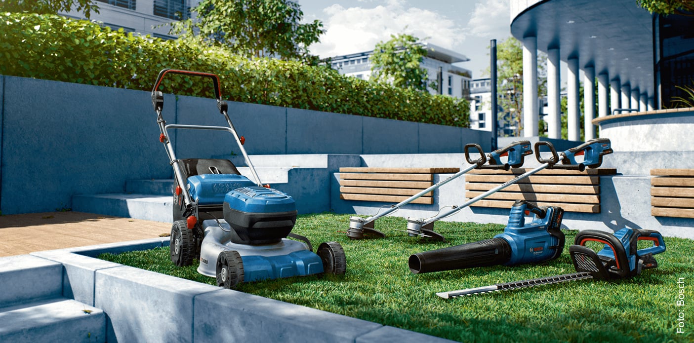 Das Bild zeigt verschiedene Gartenwerkzeuge von Bosch Professional, darunter einen Rasenmäher, einen Freischneider und einen Laubbläser. Diese Geräte sind für die Pflege von Gärten oder Rasenflächen konzipiert.