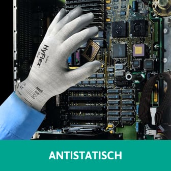 Das Bild zeigt eine Hand, die einen Handschuh der Marke HyFlex trägt, während sie an einer Computerplatine arbeitet. Der Handschuh ist antistatisch. Der Handschuh wurde speziell entwickelt, um statische Elektrizität zu vermeiden, was besonders wichtig ist bei Arbeiten an elektronischen Geräten, um Schäden zu verhindern. Bei Klick auf das Bild werden Antistatik Produkte der Marke Ansell aufgerufen.
