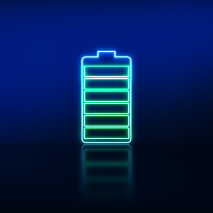 Neon-Illu-Bild eines aufgeladenen Batterie-Symbols vor dunklem Hintergrund.