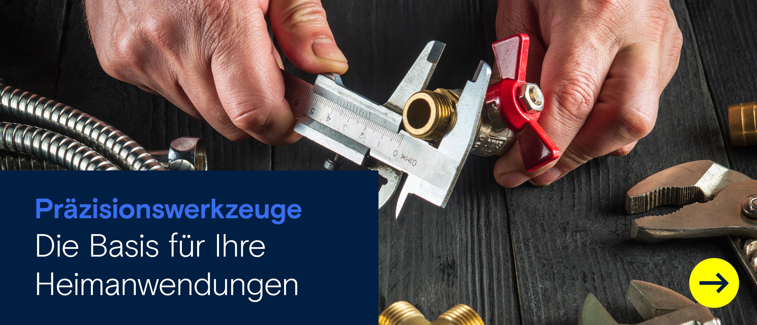 Hände vermessen mit einem Messschieber ein Messingventil zwischen verschiedenen Werkzeugen und Metallanschlüssen