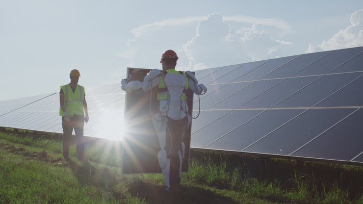 zwei Männer installieren eine Photovoltaik-Anlage