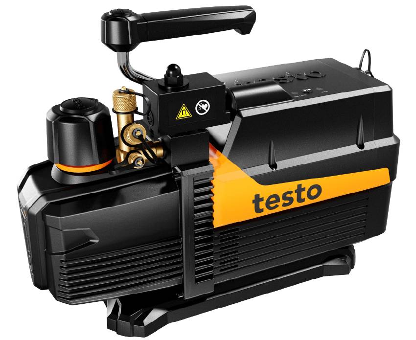 Eine elektrisch betriebene, schwarz-orangefarbene Vakuumpumpe von Testo mit Tragegriff und Messinganschlüssen.