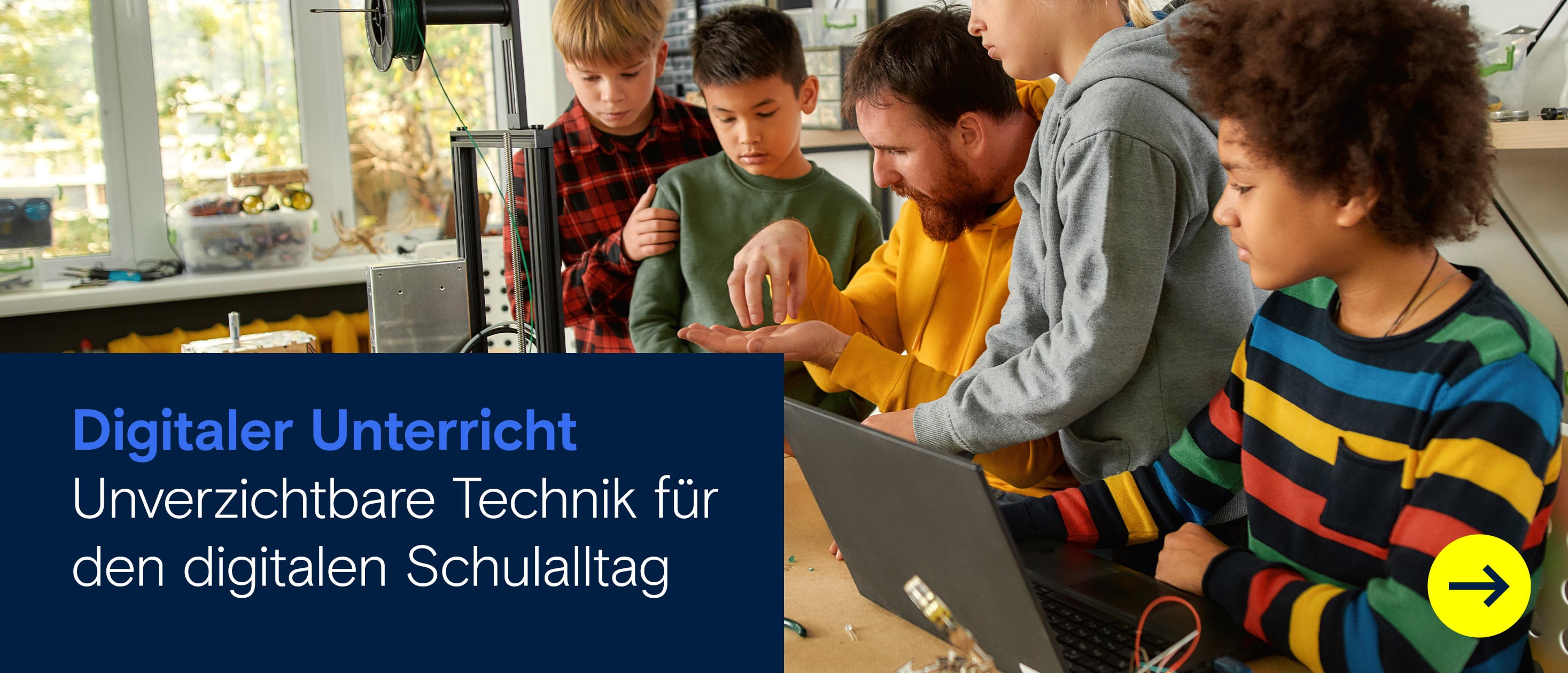 Schüler und Lehrer nutzen 3D-Drucker und Laptop. Banner mit Text: "Digitaler Unterricht. Unverzichtbare Technik für den digitalen Schulalltag".