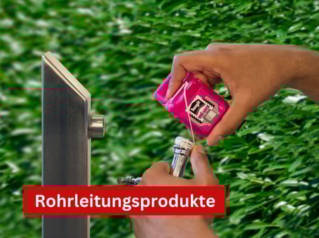  Eine Hand hält eine pinke Rolle Dichtungsband, das um ein Gewinde eines Rohrs gewickelt wird.