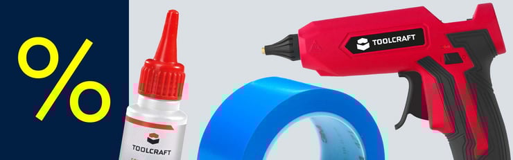 Klebstoff, blaues Klebeband und eine rote Heißklebepistole von Toolcraft vor grauem Hintergrund mit gelbem Prozentzeichen.