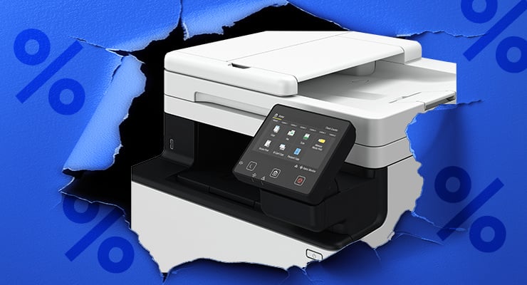 Ein weisser Multifunktionsdrucker mit Touchscreen wird hinter einem aufgerissenen blauen Hintergrund sichtbar.