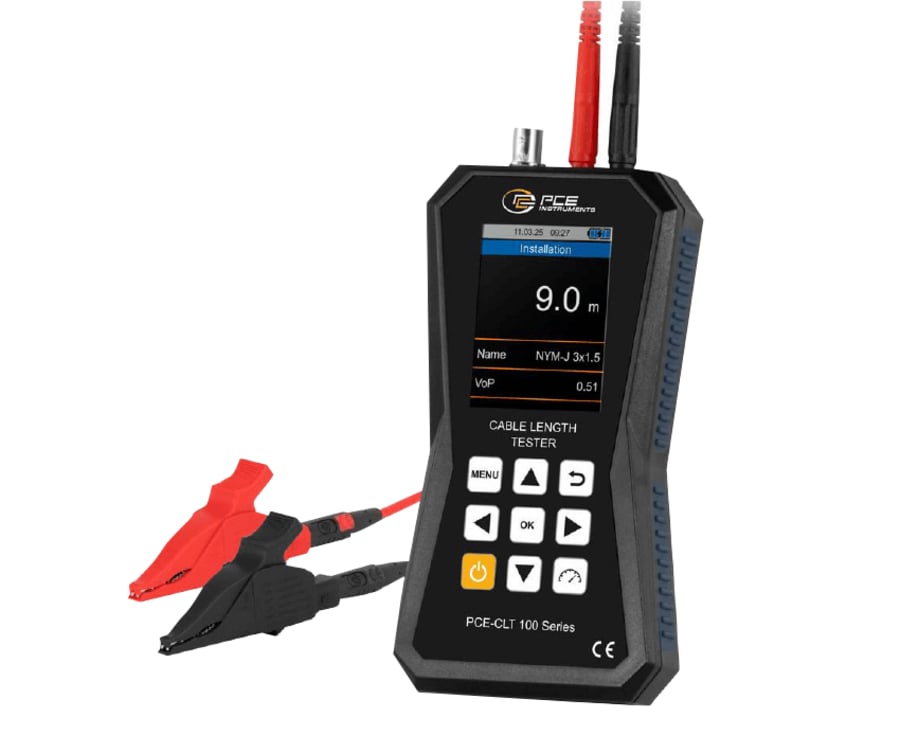 Ein schwarzes Handmessgerät zur Kabellängenmessung der Marke PCE Instruments mit digitalem Display und angeschlossenen Messleitungen samt Krokodilklemmen auf weißem Hintergrund.