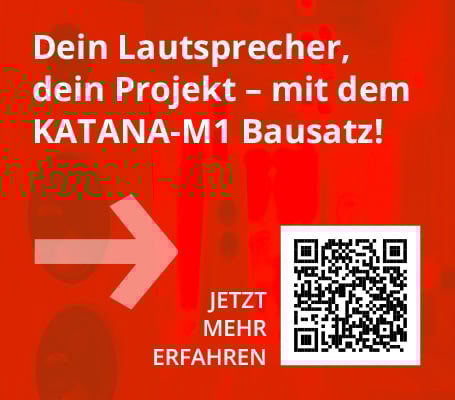 Das Bild zeigt auf einem roten, leicht gewellten Hintergrund in weißer Schrift den Text "Dein Lautsprecher, dein Projekt - mit dem KATANA-M1 Bausatz!", einen dicken, weißen Pfeil nach rechts, darunter zentriert die Worte "JETZT MEHR ERFAHREN" und rechts einen quadratischen QR-Code mit schwarzen und weißen Blöcken.