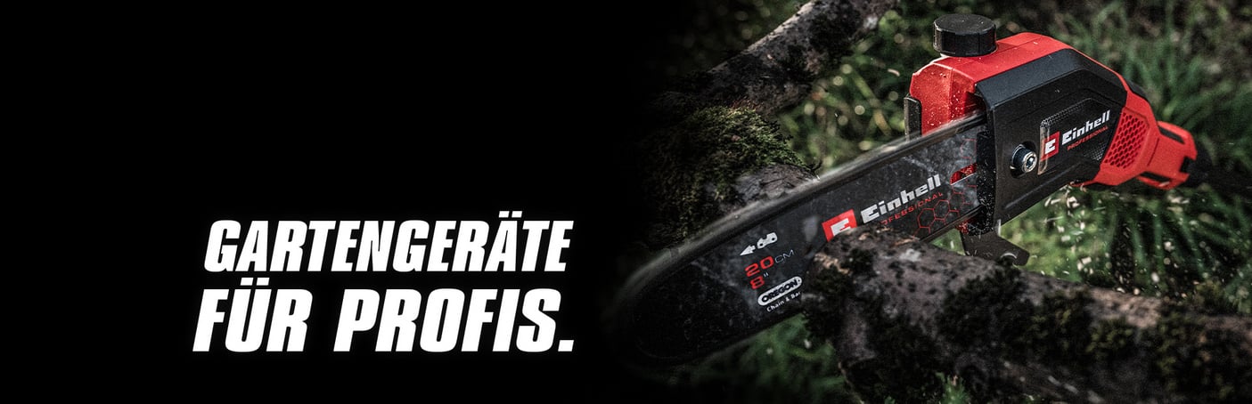  Eine rote Einhell Akku-Kettensäge, die einen Ast sägt, wobei der Fokus auf der Kette und dem Stamm liegt.