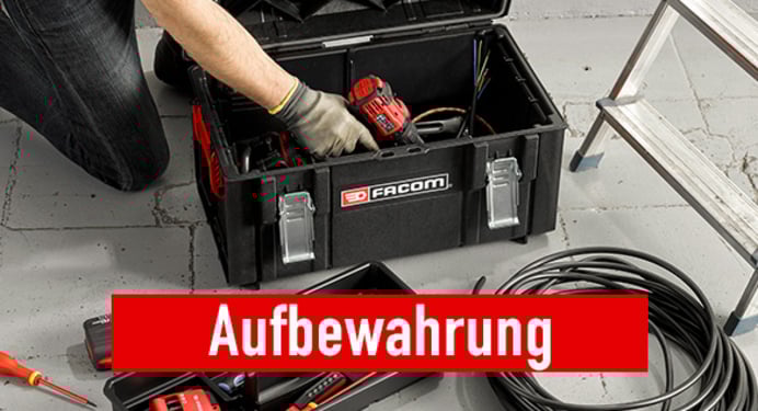 Das Bild zeigt einen Handwerker, der in Baustellenumgebung eine Maschine aus einem Maschinenkoffer entnimmt. Bei Klick auf das Bild werden Facom Produkte aus dem Bereich Aufbewahrung aufgerufen.