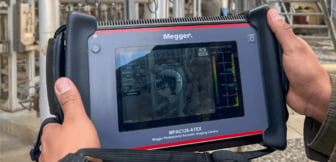 Zwei Hände halten eine Megger MPAC128-ATEX Akustikkamera, die auf ihrem Display eine industrielle Rohrleitung mit farblich hervorgehobenen Leckagen und Analysedaten anzeigt.