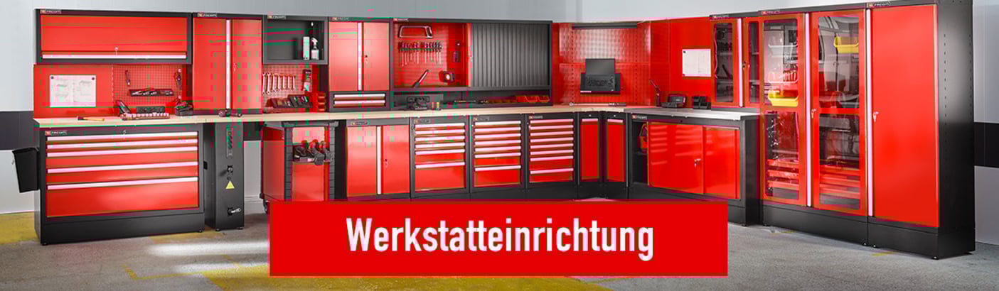 Das Bild zeigt eine umfangreiche Werkstatt mit verschiedenen Aufbewahrungsmöglichkeiten, einschließlich Schränken, Schubläden und Werkzeugbänken, alles in den markanten Farben Schwarz und Rot. Beim Klick auf das Bild werden die Facom Produkte aus dem Bereich Werkstatteinrichtung aufgerufen.