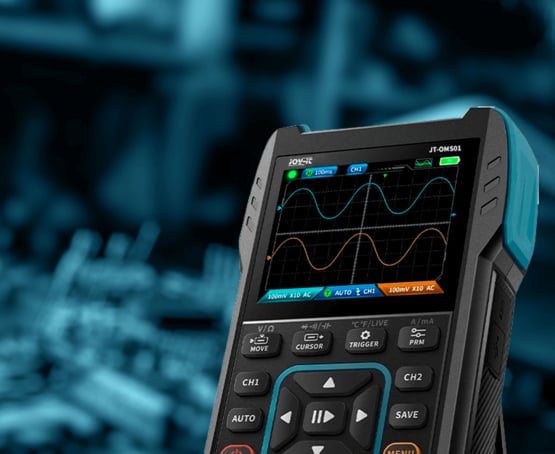 Das Bild zeigt im Vordergrund das neue Joy-IT OMS01, 3-in-1 Handheld Oszilloskop. Im Hintergrund ist eine Kulisse von einer Elektrinonik-Elektronikwerkbank, auf der man eine Hand sieht, die an elektronischen Platinen arbeitet.