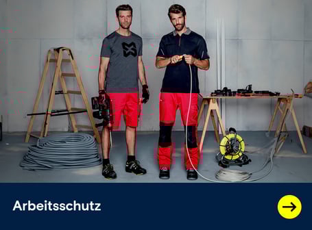  Dieses Teaserbild zeigt zwei Männer in Arbeitskleidung – der linke in grauen T-Shirt und roten Shorts mit einer Bohrmaschine und der rechte in einem dunkelblauen Poloshirt und roten langen Hosen, der ein Kabel bearbeitet – umgeben von Werkzeugen und Kabeln auf einem dunkelblauen Feld, das mit dem Wort "Arbeitsschutz" und einer Weiterleitung mit gelben Pfeil nach rechts.