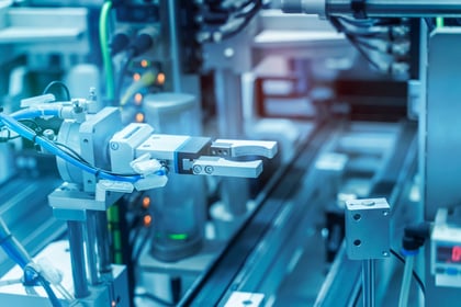 Nahaufnahme eines automatisierten industriellen Roboters, der an einer Fertigungsstrasse arbeitet.
