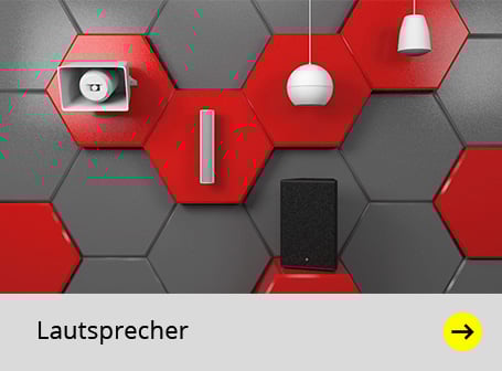 Das Bild zeigt eine Wand mit einem Muster aus roten und grauen sechseckigen Akustikpaneelen, an der ein weißer Hornlautsprecher, ein vertikaler silberner Schlitz, zwei weiße Hängelampen und ein kleiner, schwarzer Lautsprecher angebracht sind, unterhalb dessen sich ein grauer Balken mit der schwarzen Aufschrift "Lautsprecher" und einem gelben Pfeil nach rechts befindet.
