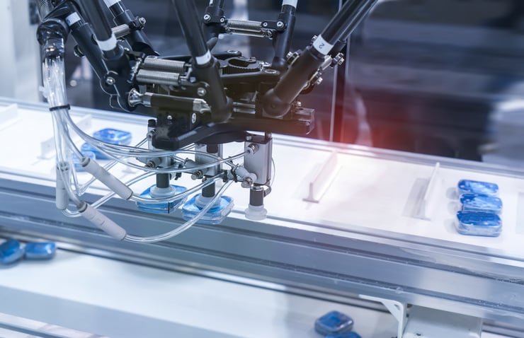 Automatisierte Maschine in einem Labor, die medizinische Proben verarbeitet.
