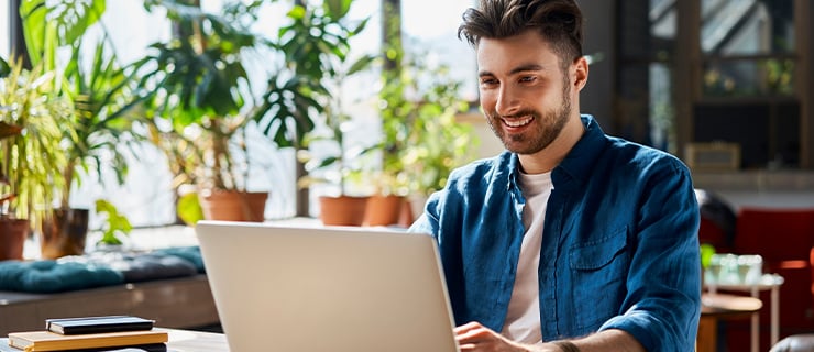 Mann arbeitet von Zuhause aus am Laptop - Hybrid Work