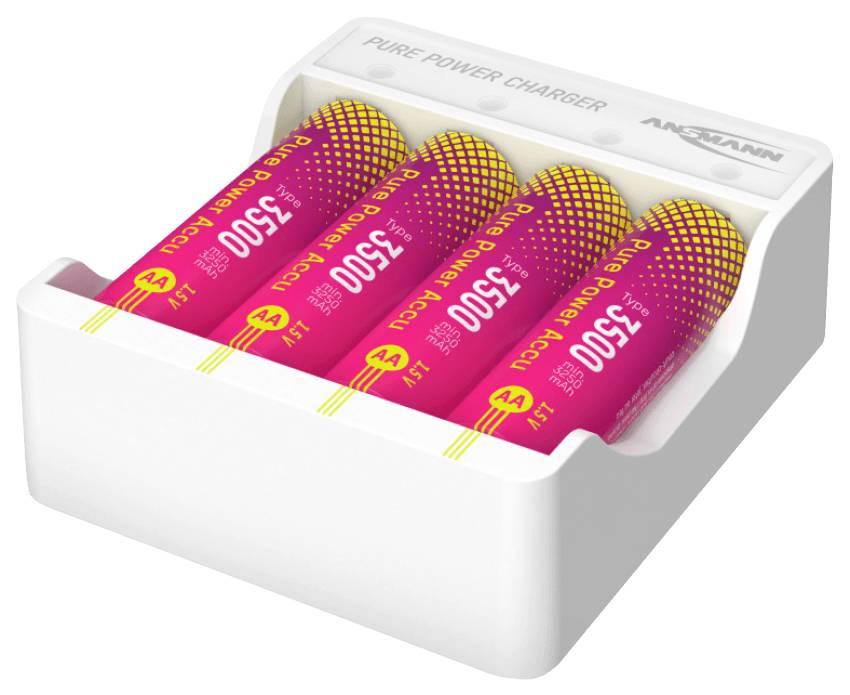 Ein kompaktes weißes Ansmann-Ladegerät mit vier eingelegten pink-gelben "Pure Power" AA-Akkus vor weißem Hintergrund.