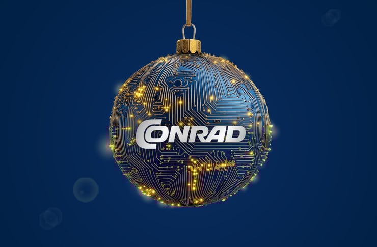 Eine blaue Weihnachtskugel mit leuchtenden Leiterbahnen und Conrad-Logo hängt vor dunklem Hintergrund.