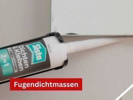 Eine Kartusche Fugendichtmasse in Grau wird verwendet, um eine Fuge zwischen einer weißen Wand und einem grauen Boden zu versiegeln.
