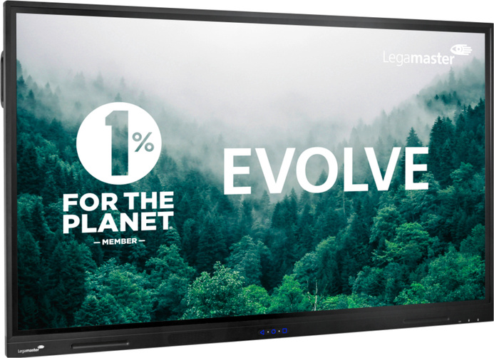 Ein Legamaster Display zeigt das Logo '1% For the Planet Member' und den Schriftzug 'EVOLVE' vor einem Waldhintergrund.
