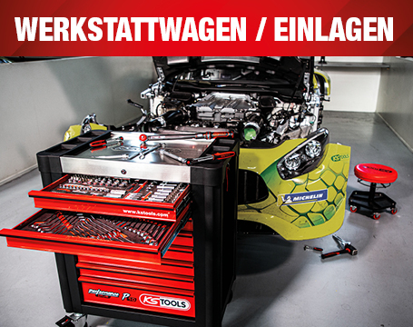 Anwendungsbeispiel eines professionell bestückten, roten KS Tools Werkstattwagens mit verschiedenen Werkzeugeinlagen vor einem Sportwagen in einer Werkstatt unter der Überschrift „Werkstattwagen / Einlagen“.