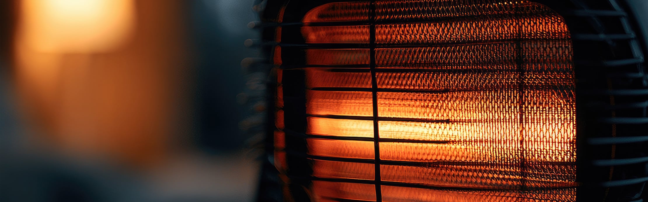 Ein weißer Baustromverteiler mit drei blauen 230V CEE-Steckdosen und drei roten 400V CEE-Steckdosen, an dem ein rotes Kabel und ein roter Stecker angeschlossen sind, ist an einer Wand befestigt.