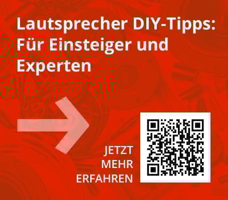 Das Bild zeigt auf einem roten, leicht gewellten Hintergrund in weißer Schrift die Überschrift "Lautsprecher DIY-Tipps: Für Einsteiger und Experten", einen dicken, weißen Pfeil nach rechts, darunter zentriert die Worte "JETZT MEHR ERFAHREN" und rechts einen quadratischen QR-Code mit schwarzen und weißen Blöcken.
