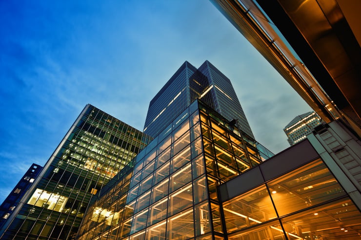 Moderne Bürogebäude mit Glasfassade in der Abenddämmerung