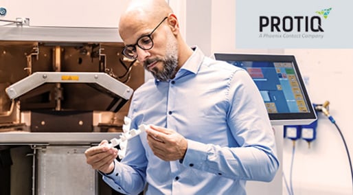  Ein Mann mit Brille und Bart prüft ein komplexes, weißes 3D-gedrucktes Teil in einer Industrieumgebung. Oben rechts ist das PROTIQ-Logo.