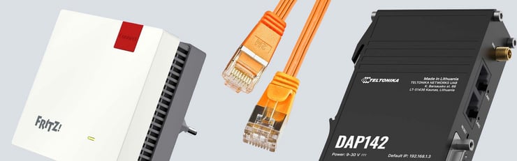 WLAN-Repeater, zwei orangefarbene Ethernet-Kabel und ein schwarzes Netzwerkgerät auf hellem Hintergrund.