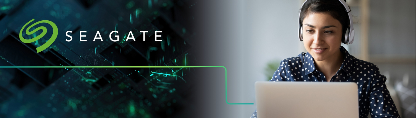 Das Bild ist ein Imagebild der Marke Seagate. Links ist das Logo von Seagate zu sehen, während rechts eine Person am Laptop mit Kopfhörern abgebildet ist. Dies steht für Seagates Engagement in Technologie- und Datenspeicherlösungen.