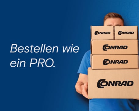 Ein Mann in einem blauen T-Shirt hält einen Stapel von fünf Paketen mit dem „Conrad“-Logo vor seinem Gesicht, daneben steht der Text „Bestellen wie ein PRO.“ auf blauem Hintergrund.