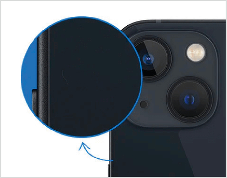 Smartphone-Rückseite mit Detailaufnahme einer Schramme, die den refurbished Zustand des Geräts zeigt.