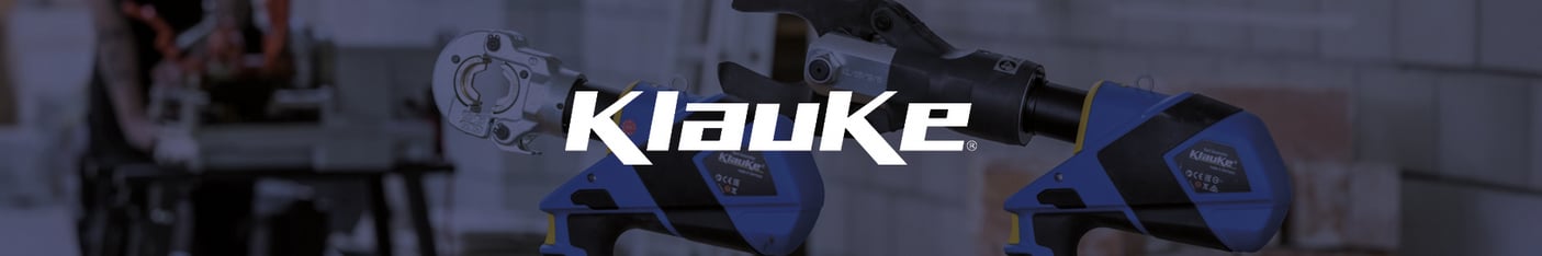 Das weiße Klauke-Firmenlogo ist zentral über einer abgedunkelten Werkstatt-Szene mit zwei professionellen blauen Akku-Werkzeugen platziert.