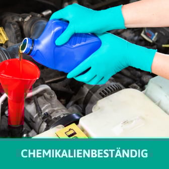 Das Bild zeigt einen Automechaniker mit Schutzhandschuhen, der gerade an einem Motor Öl nachfüllt. Bein Klick auf das Bild werden chemikalienbeständige Schutzhandschuhe aufgerufen.