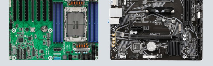 Zwei unterschiedliche Computer-Mainboards mit zahlreichen Steckplätzen und Anschlüssen im direkten Vergleich.