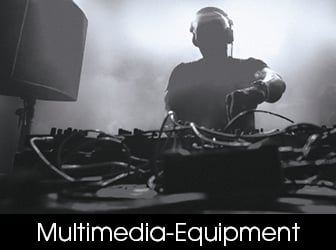 Eine Schwarz-Weiß-Silhouette eines DJs mit Kopfhörern hinter einem DJ-Mischpult voller Kabel im Gegenlicht einer nebligen Bühne.