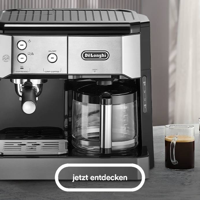 Das Bild zeigt eine silberfarbene und schwarze De'Longhi Kaffeemaschine mit einem Glaskrug und einer Tasse gefülltem Kaffee auf einer grauen Oberfläche, vor einem hellen Hintergrund, mit einem hervorgehobenen Button mit der Aufschrift "jetzt entdecken".