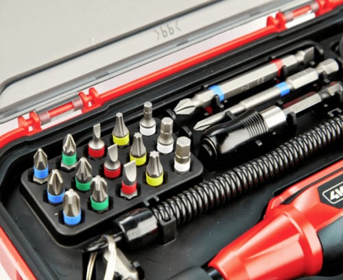 Nahaufnahme eines Werkzeugkastens von 4K5 Tools, der zahlreiche Bits für einen Schraubendreher und einen flexiblen Bit-Halter enthält.