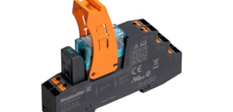 Ein orange-schwarzes Weidmüller-Relais ist von der Seite zu sehen.