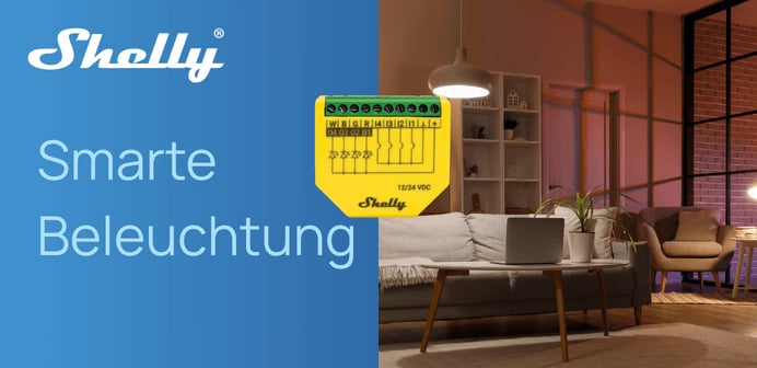  Ein Bild, das links oben das Shelly-Logo und den Text "Smarte Beleuchtung" auf blauem Hintergrund zeigt, während in der Mitte ein gelbes Shelly-Relaismodul abgebildet ist, welches scheinbar vor einem Wohnzimmer mit Sofa und Beleuchtungselementen schwebt.